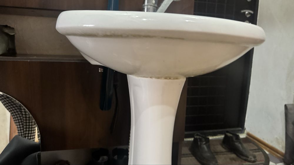 Раковина на стойке б/у