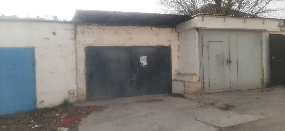 Продается гараж просторный, чистый. Район старой горбольницы, во дворе