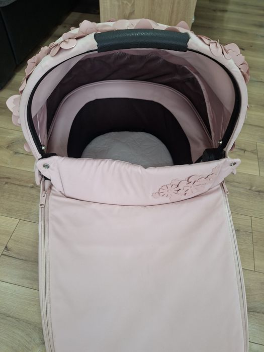 Кош за новородено Cybex Priam 4 /e-PRIAM Lux SIMPLY FLOWERS
