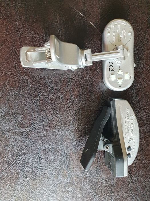 Гитарный тюнер Boss.