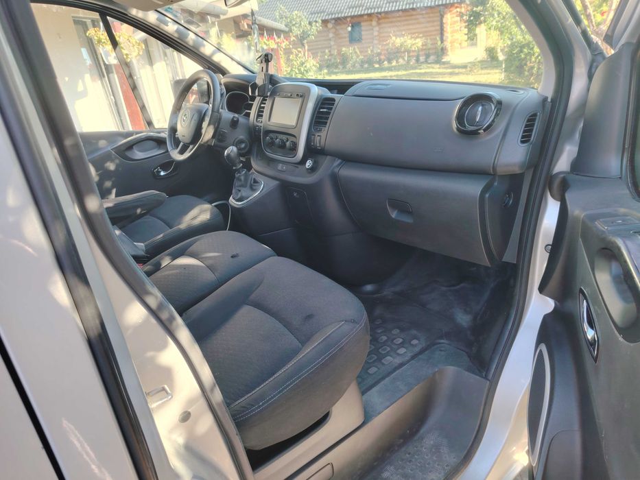 Opel Vivaro 8+1 locuri