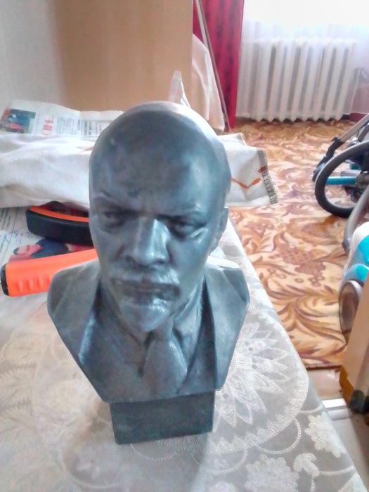 Статуэтка фарфоровая