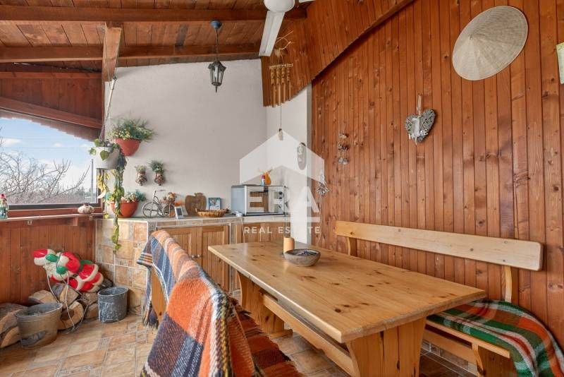 Ексклузивна, двуетажна, обзаведена къща за продажба, с голям двор, гар