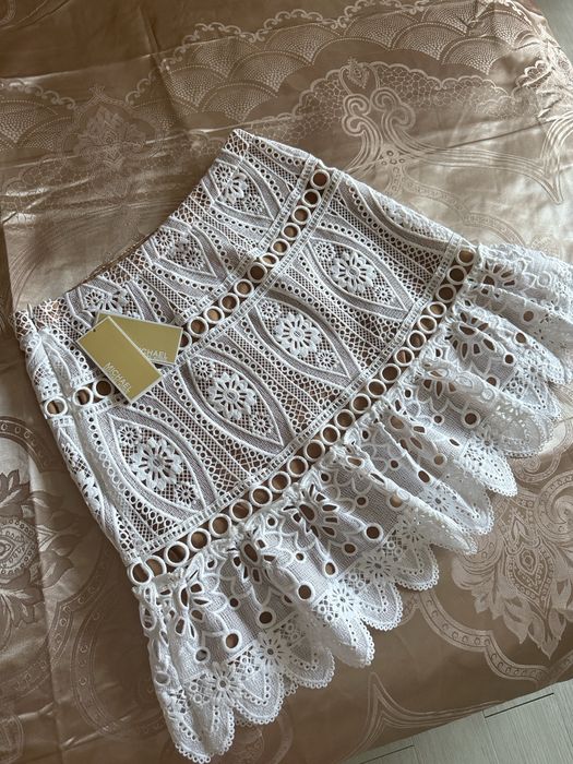 Бяла дантелена пола, къса Michael kors