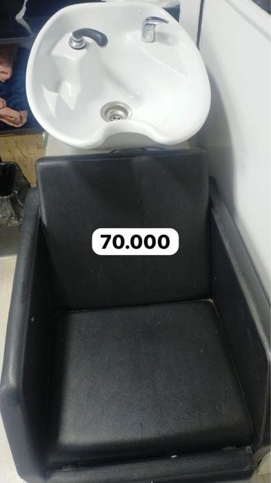 Салон красоты. Кресло, диван, зеркало