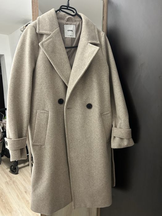 Продавам бежово палто