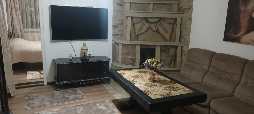Inchiriez apartament la casa