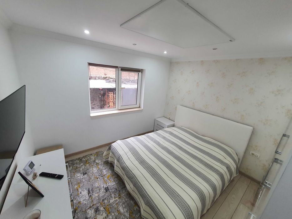 Vand apartament cu 2 camere in Baile Herculane.