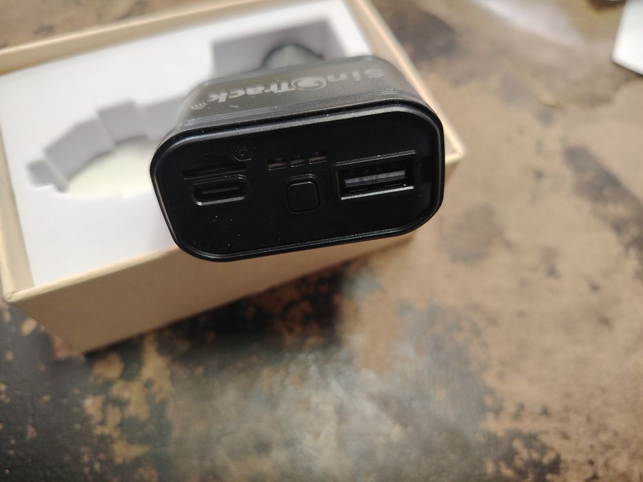 SinoTrack GPS поставя се директно в гнездото на запалката на автомобила