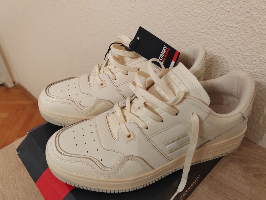 Tommy Jeans, piele naturală