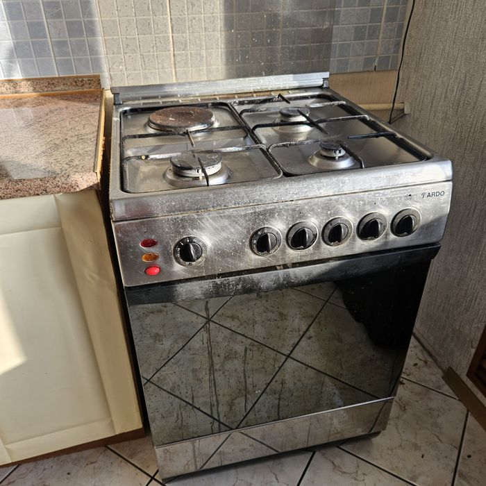 Газовая плита с электрической духовкой