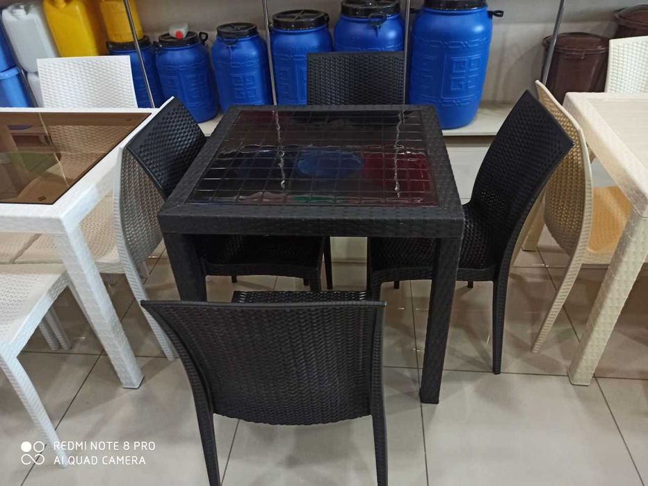 Качественные прочные плетёные столы со стульями для дачи и кафе