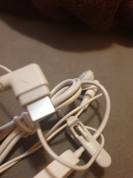 Два вида слушалки стар модел на Samsung и кабел