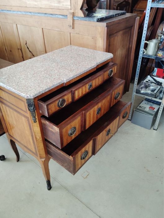 Скрин с мраморен плот