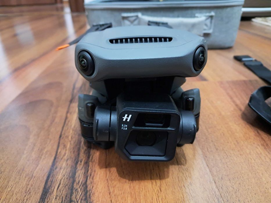 Vand Dji mavic 3 cu smart rc si gentuta dedicata