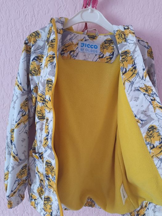 Продам куртку для девочек