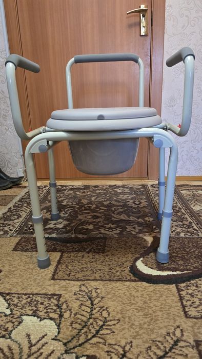 Стул с санитарным приспосаблениемием