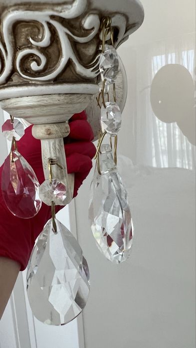 Set 5 aplice de perete , finisaj alb antichizat. metal+cristale