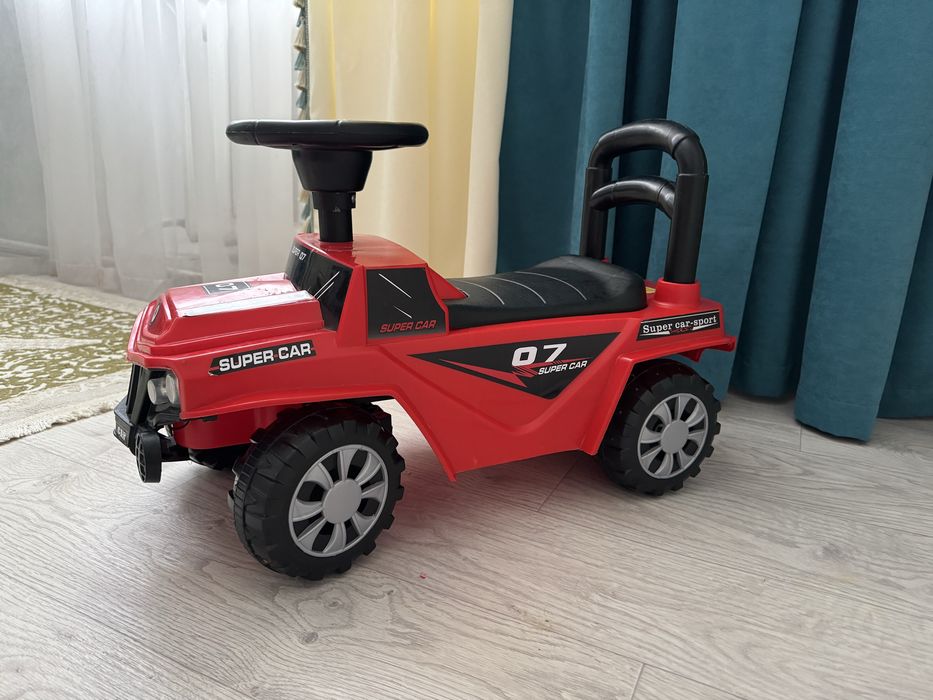 Машинка каталка детская