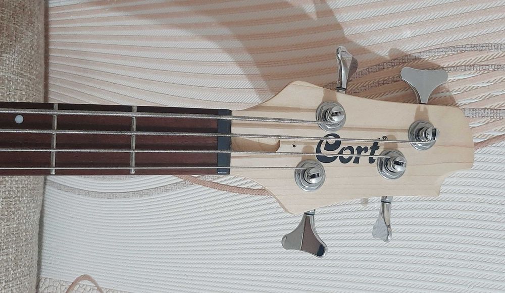 Бас гитара Cort P bass