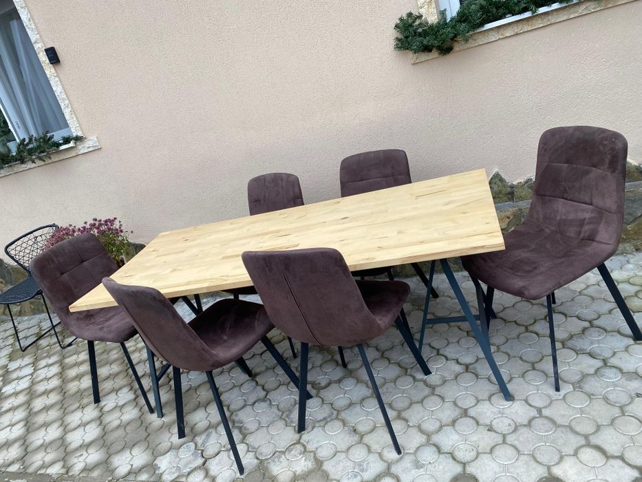 Masă din lemn cu 6 scaune