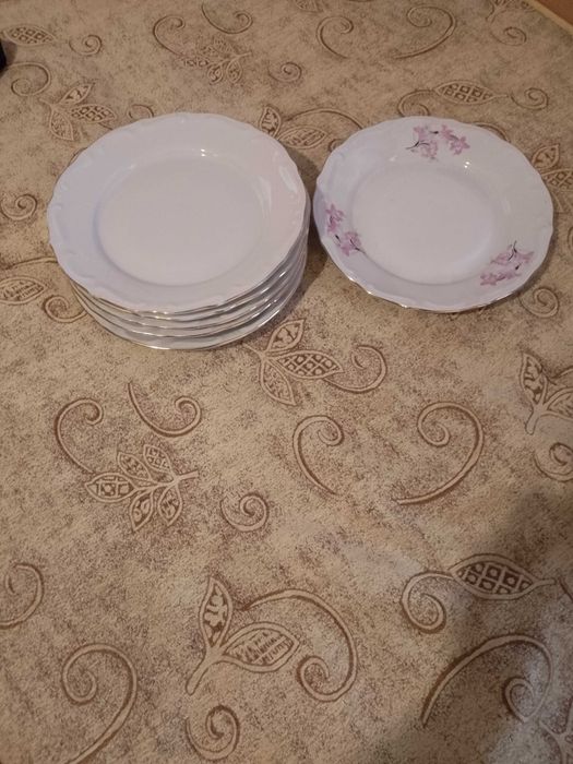 Продавам сервиз за хранене