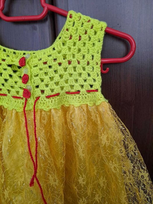 Rochie fetita galbena cu trandafiri rosii