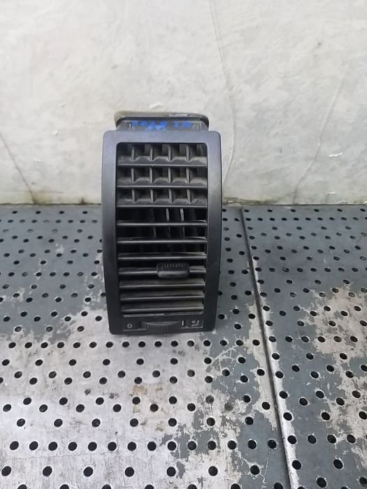 Grila ventilatie bord stanga vw polo 9n 6q0819703