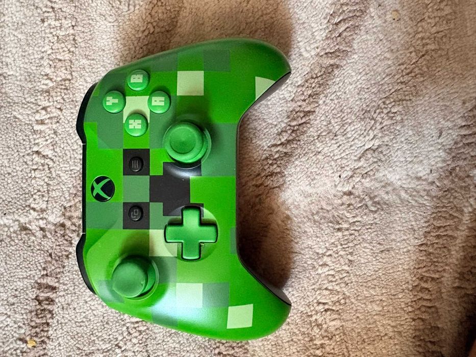 Xbox editie limitata Minecraft, 1TB, foarte bine intretinuta, full box + jocuri, usor NEGOCIABIL