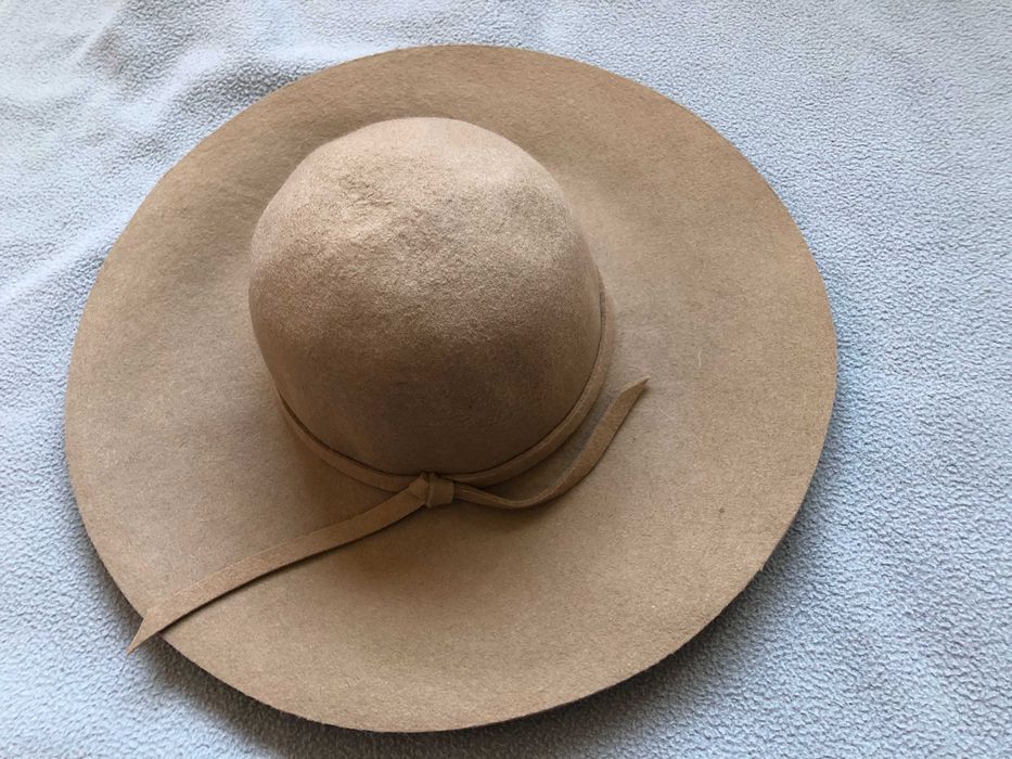 Пролетна Красива дамска бежова шапка с периферия