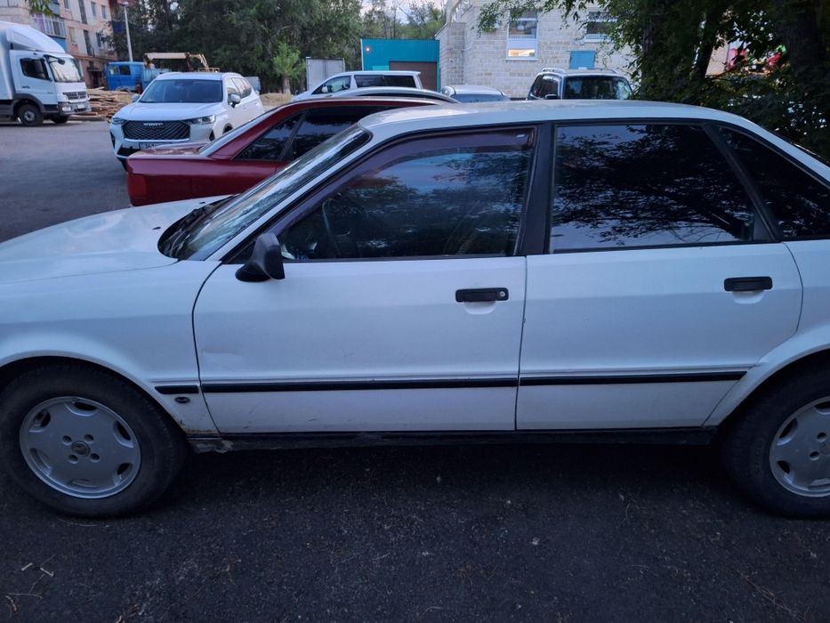Автомобиль ауди 80 б4