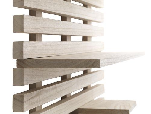 Дървена етажерка с местещи се рафтове