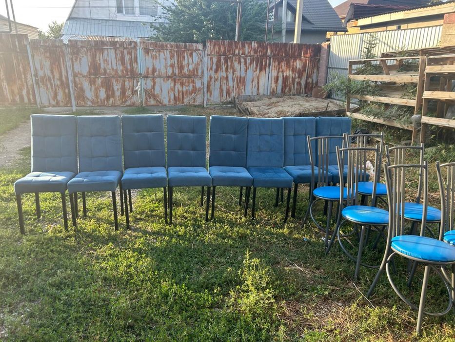 Стол со стульями. Стулья
