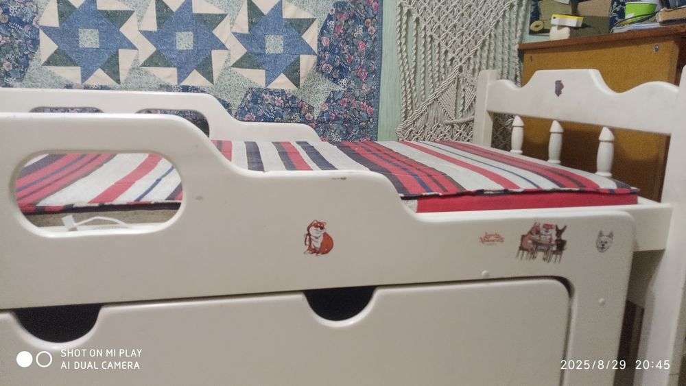 Кровать белая, дерево