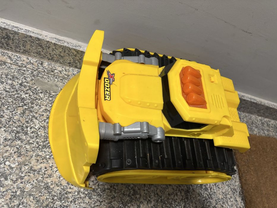 Булдозер жълт и с работеща батерия