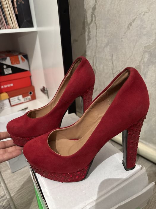 продам красные туфли с блестками