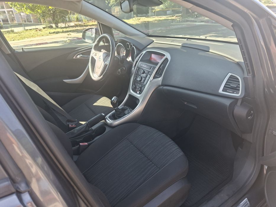 Vând Opel astra j 1.6 Benzină
