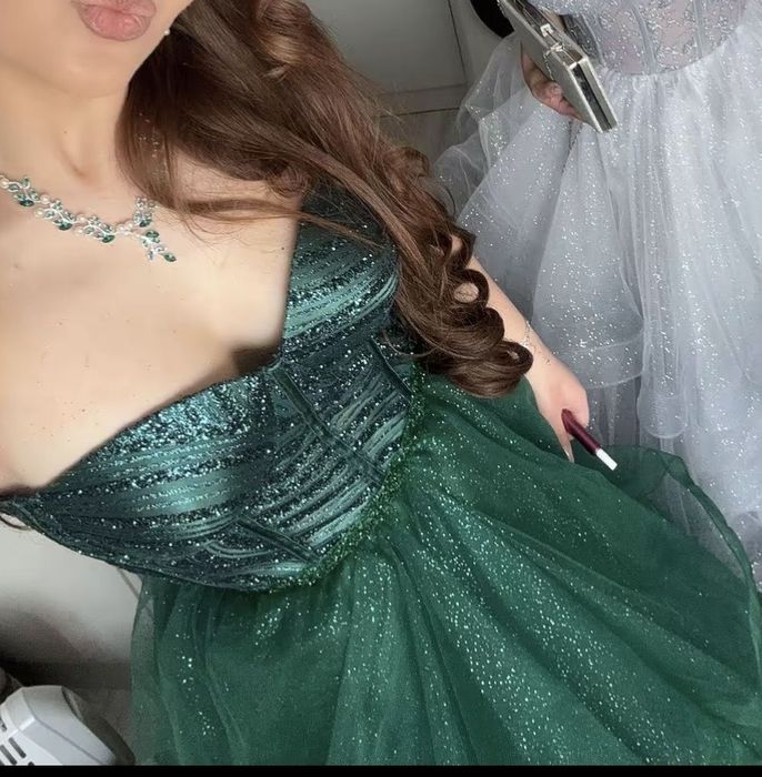 Продавам елегантна бална рокля – като нова!