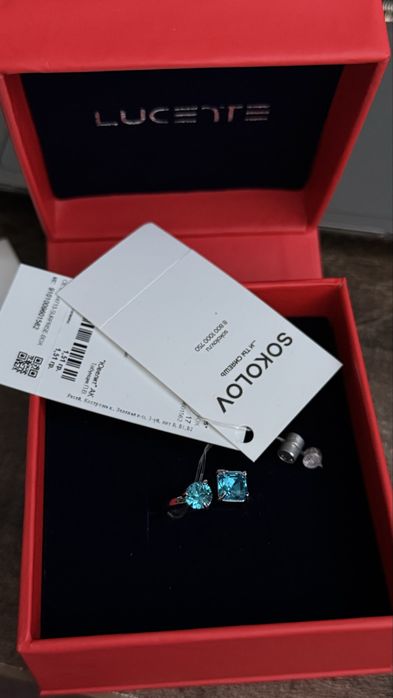 Серебрянные серьги гвоздики и кольцо.