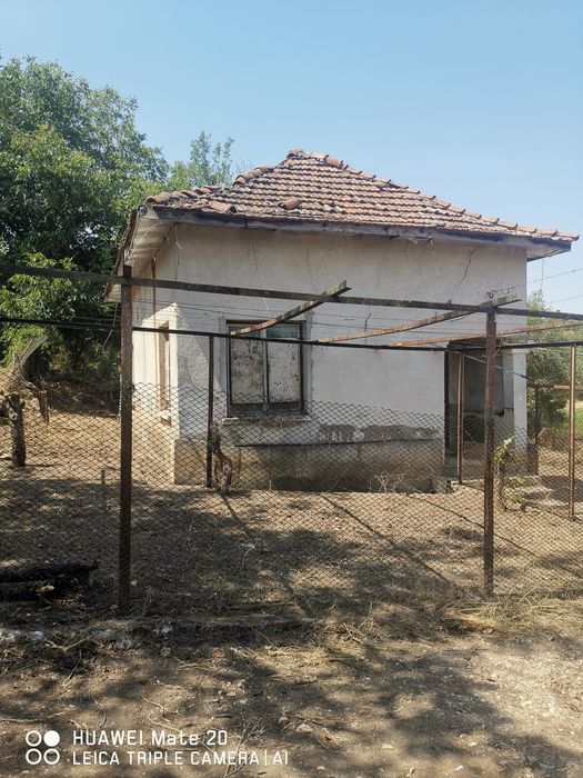 Продава изгодно парцел с гредоредна къща.