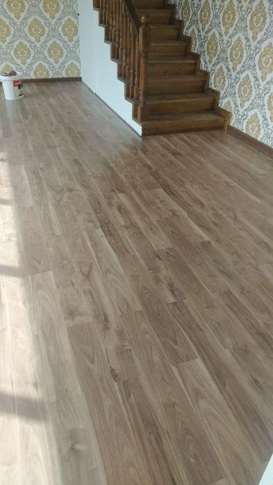 Ламинат паркет пол плотник установка дверь и замок декор обшивка стены