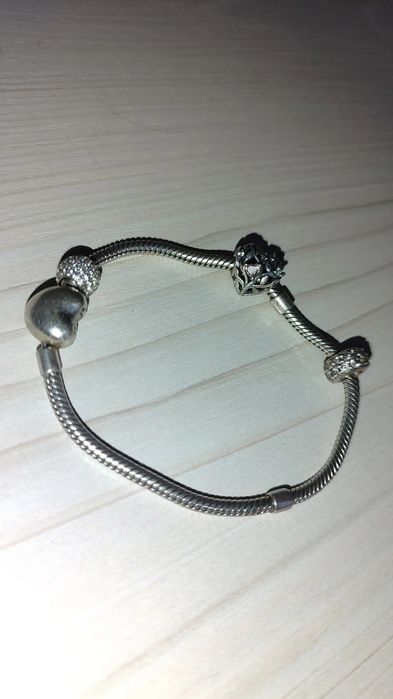 Продам серебряный браслет Pandora с шармами