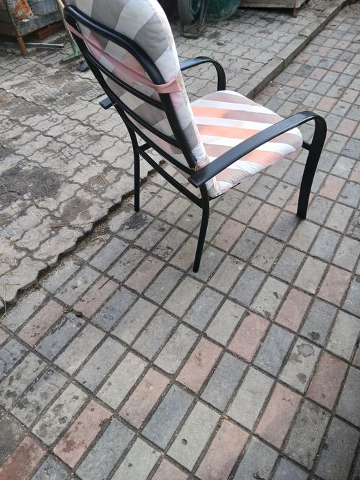 Masă  plus 4 scaune pentru foișor sau terasă