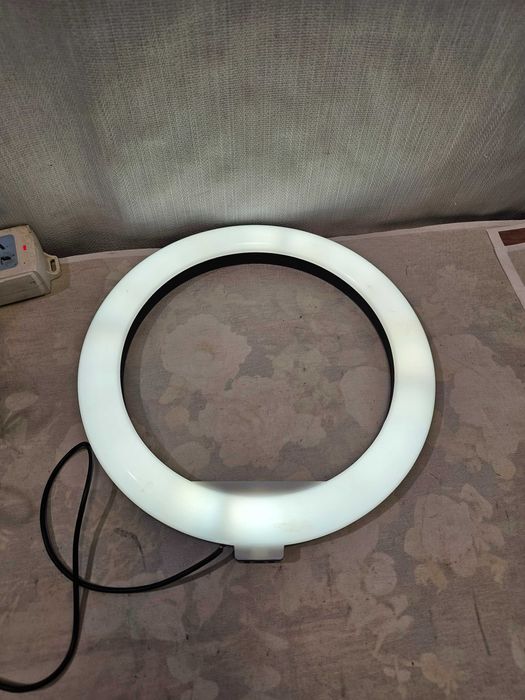 Ringlight foto alb cald si rece Grundig pe usb