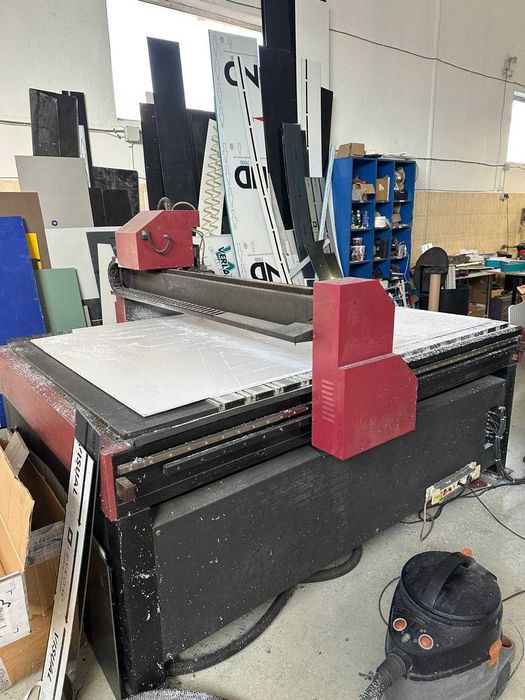 Firma Vinde  CNC VG 1318. 
Stand de control si computer inclus.