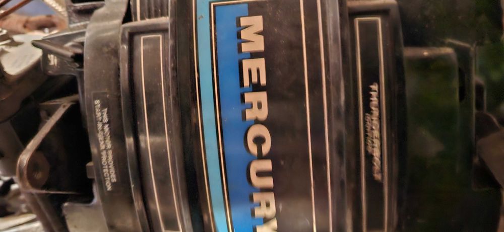 Малка лодка с извънбордов двигател и колесар