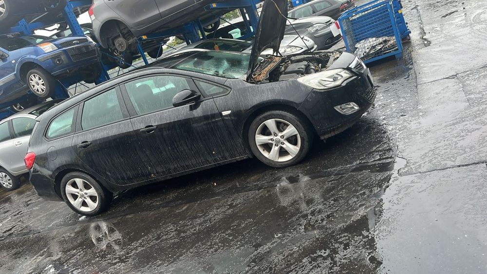 Dezmembrez opel astra j
