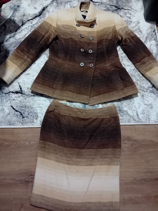 Vând  Costum de damă( fusta nouă),Geacă de iarnă ( purtată de câteva ori), rochie neagră (nouă), rochie roz pudră ( purtată doar o singură dată)