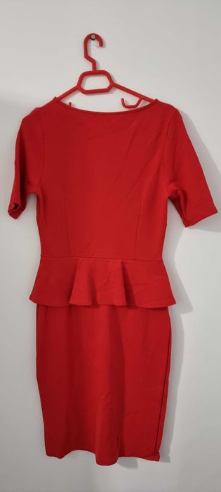 Rochie rosie cu peplum