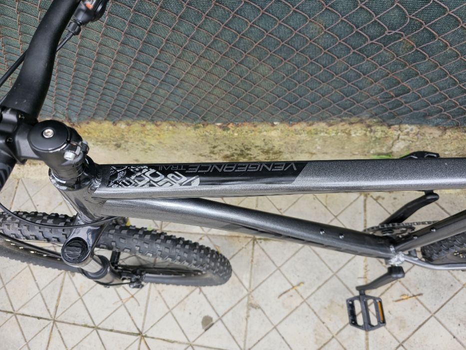 Като нов 2026г. XL Carrera Vengeance 1х8 скорости Shimano Essa Дискови спирачки 27.5 цола Алуминиев Английски велосипед
